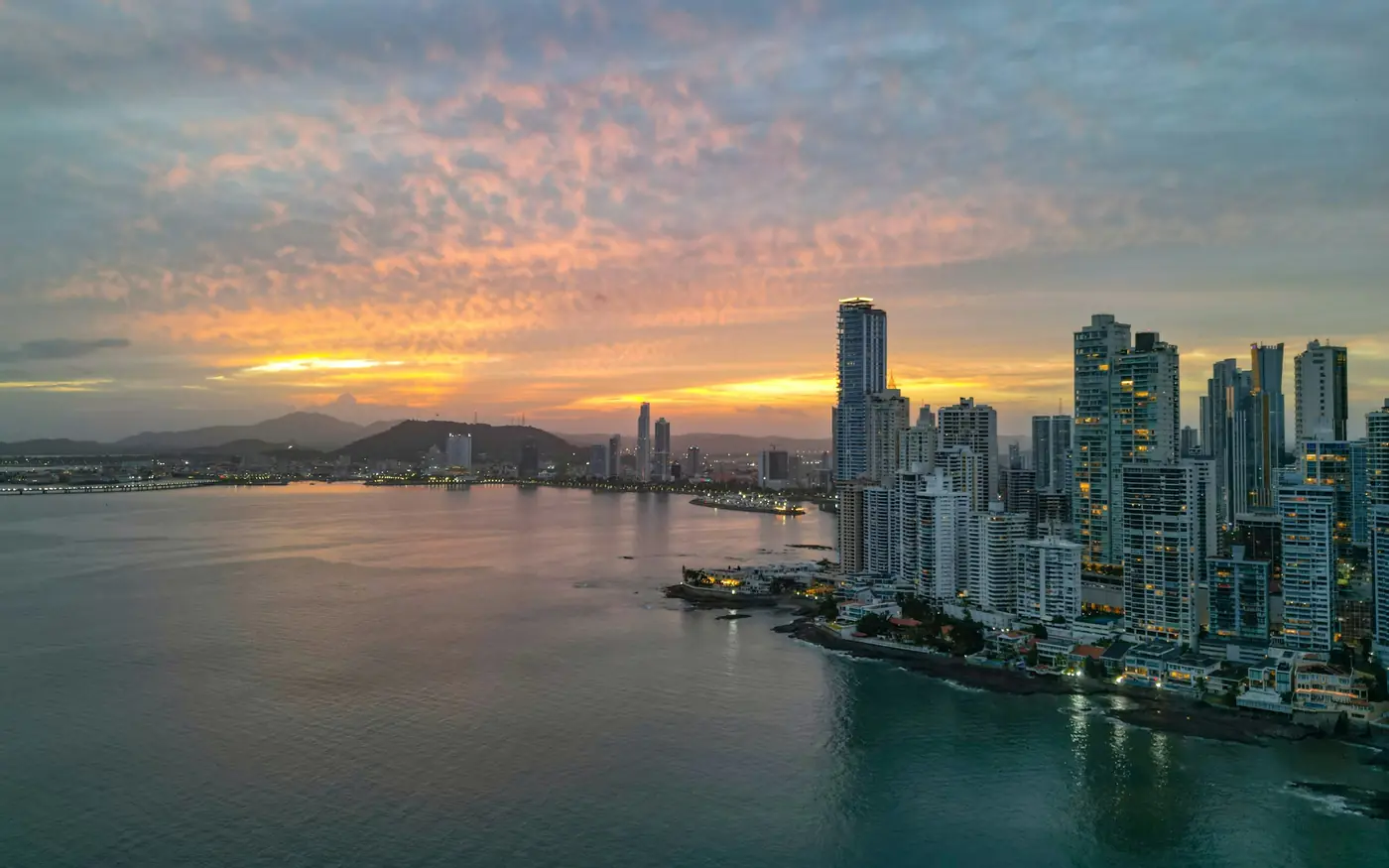 Horizonte de la Ciudad de Panamá al atardecer, sobre la bahía